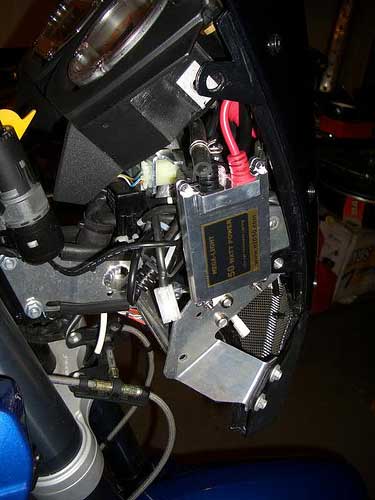Bad angle and too far forward picture illustrating the interferences with windscreen and upper fairing mount.
